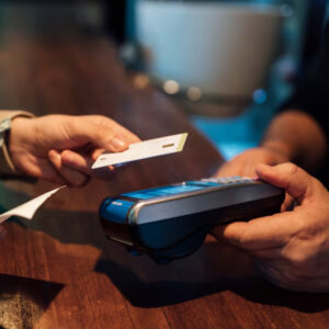Los pagos con tarjetas, teléfonos y plataformas digitales ganan terreno en Chile