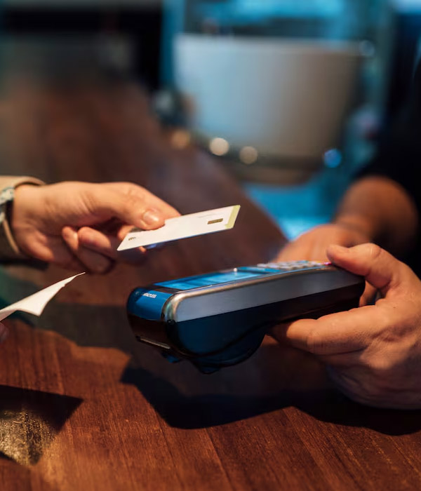 Los pagos con tarjetas, teléfonos y plataformas digitales ganan terreno en Chile